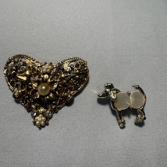 Elegant Gold Heart Brooch with Pearl Accents - Picture 4 of 6